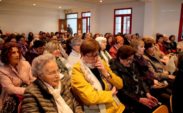 Imagen principal - La cita contó con numerosa asistencia femenina