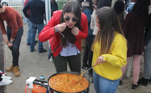 Probando la paella para el concurso culinario de la Fiesta de la Primavera, que es este sábado 