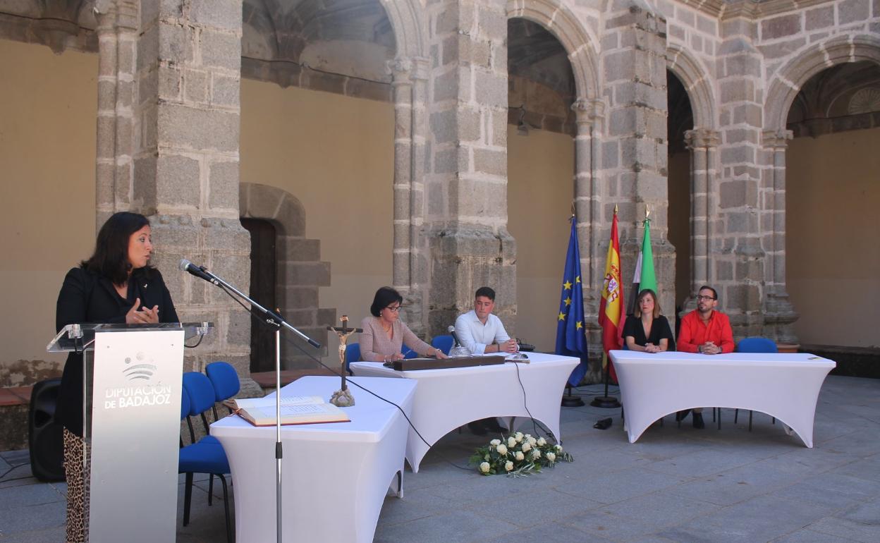 La alcaldesa junto a las sillas vacías de los ediles del PP 