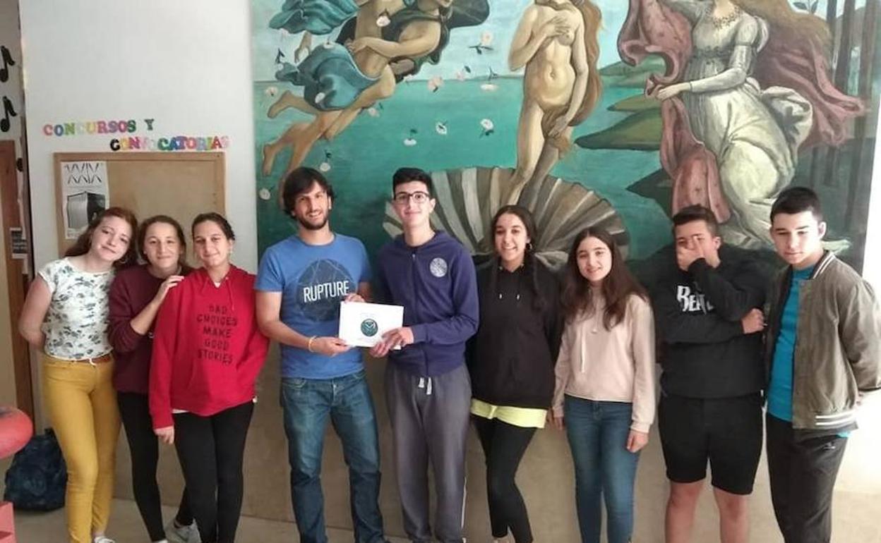 Un grupo de alumnos entrega a Gabino una donación 