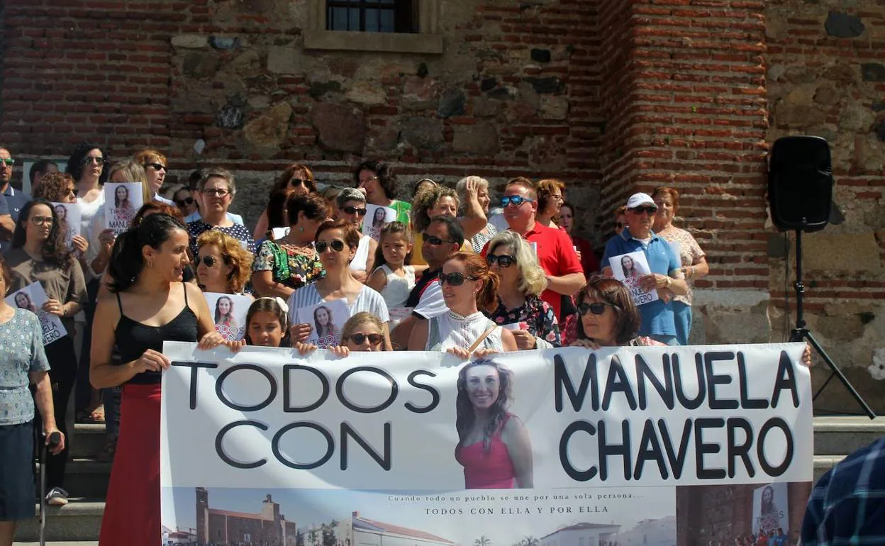 Vecinos concentrados en la plaza de Monesterio durante el segundo aniversario de la desaparición de Manuela Chavero 