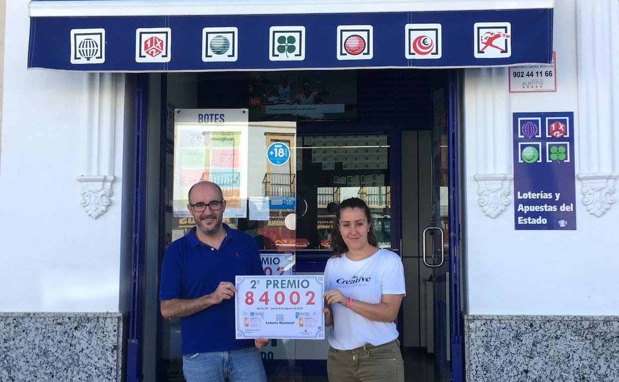 Ángel y Manoli, son los dos vendedores de la administración 'El Jamón de La Suerte' 