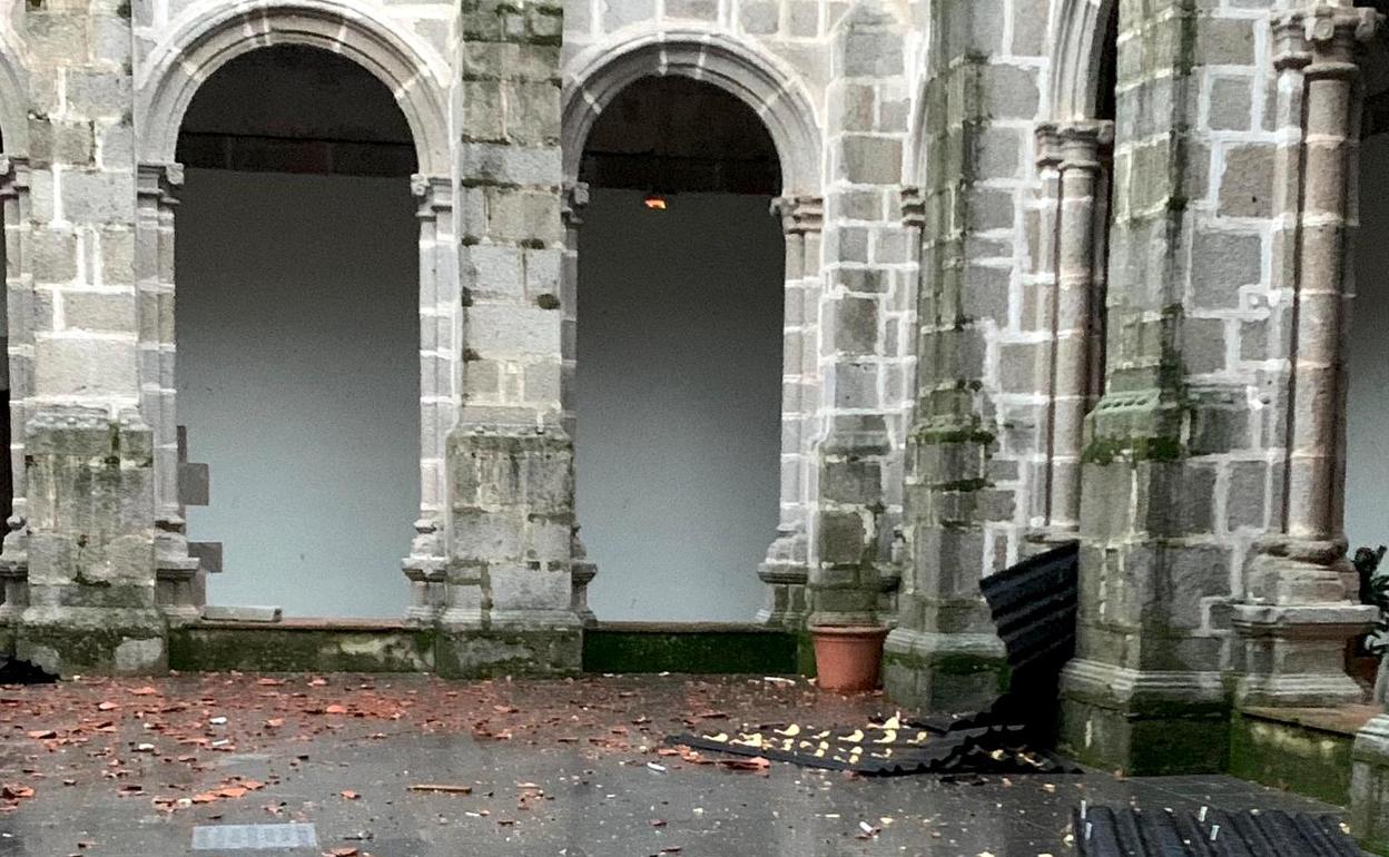 El temporal de viento desprende el tejado del Conventual Santiaguista en Calera de León