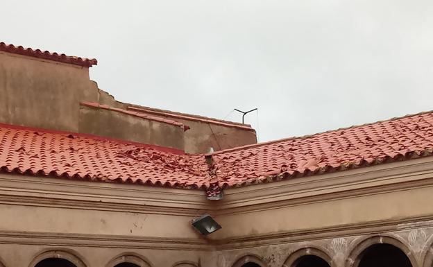 Imagen principal - El temporal de viento desprende el tejado del Conventual Santiaguista en Calera de León