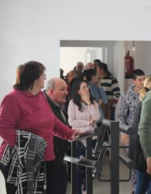 Imagen secundaria 2 - 1. Aspecto del nuevo patio 2. Las aulas disponen de servicios integrados 3. Padres, esta mañana, visitando el nuevo centro 