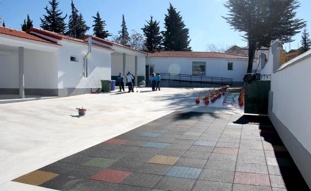 Imagen principal - 1. Aspecto del nuevo patio 2. Las aulas disponen de servicios integrados 3. Padres, esta mañana, visitando el nuevo centro 