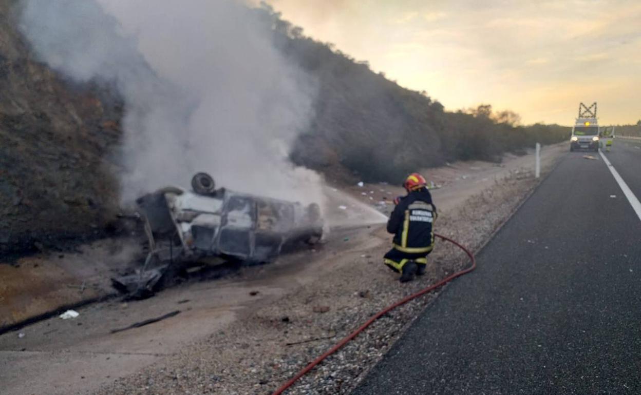 Bomberos voluntarios de Monesterio sofocan las llamas 
