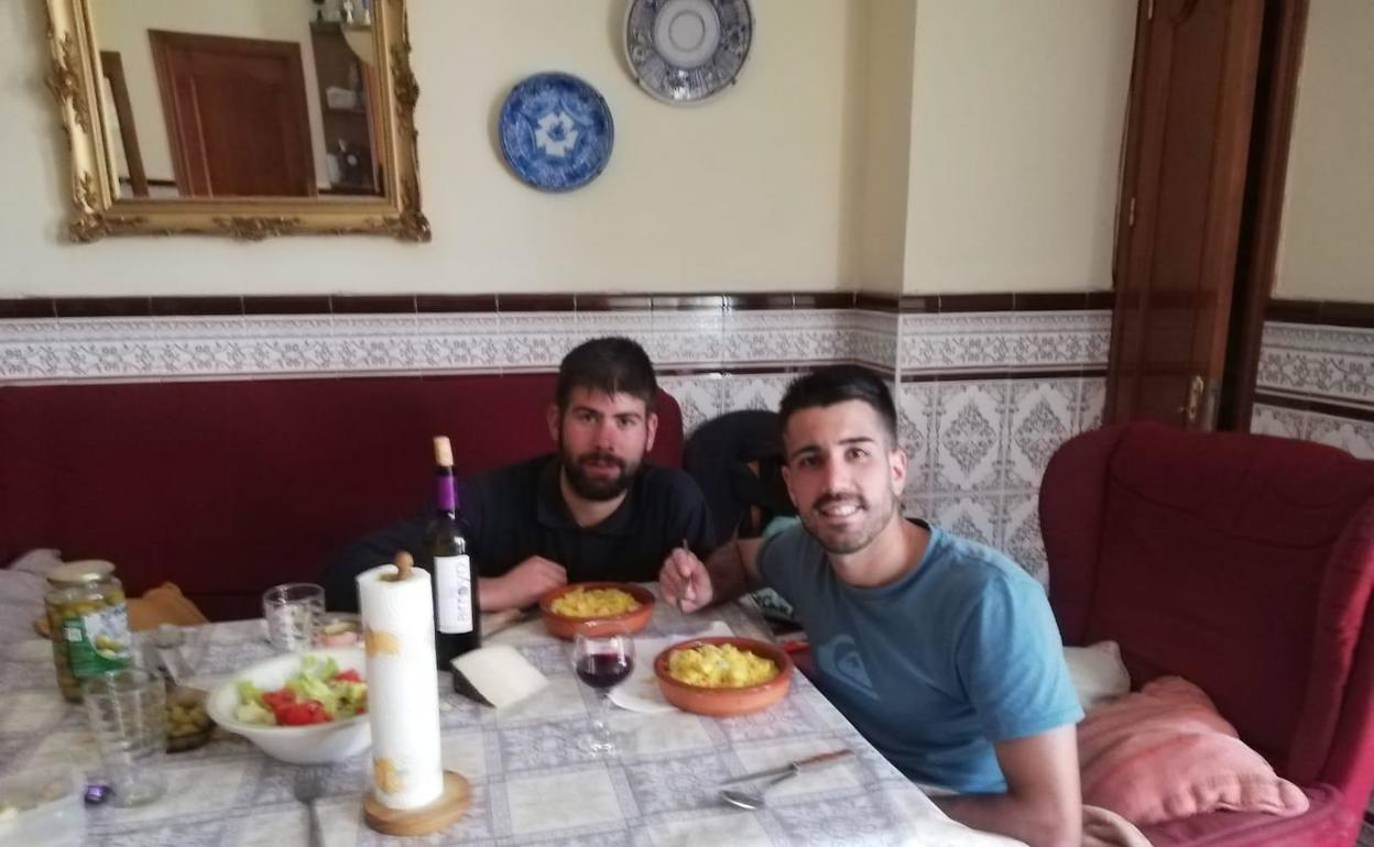 Comiendo paella desde el salón de casa 