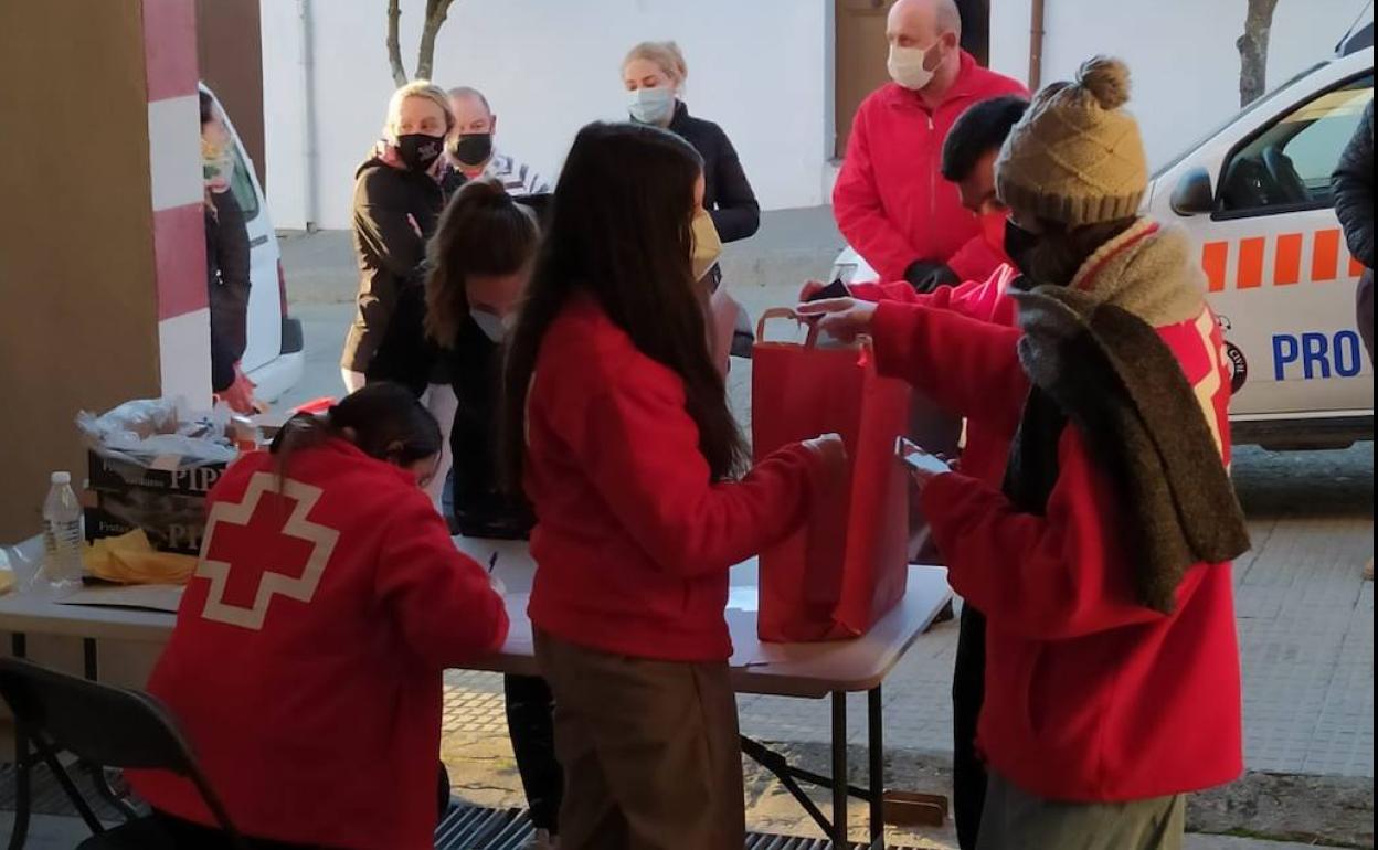 Miembros de C. Roja Monesterio durante el reparto de juguetes 