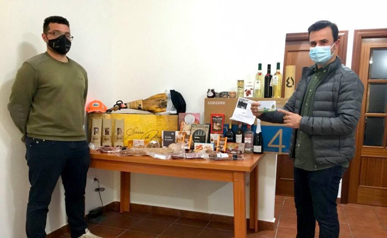 Francisco Garrón, a la izquierda, presidente de la Sociedad, junto a Frannciso Antonio Pallero, a la derecha, agraciado del sorteo, durante la entrega de la cesta 