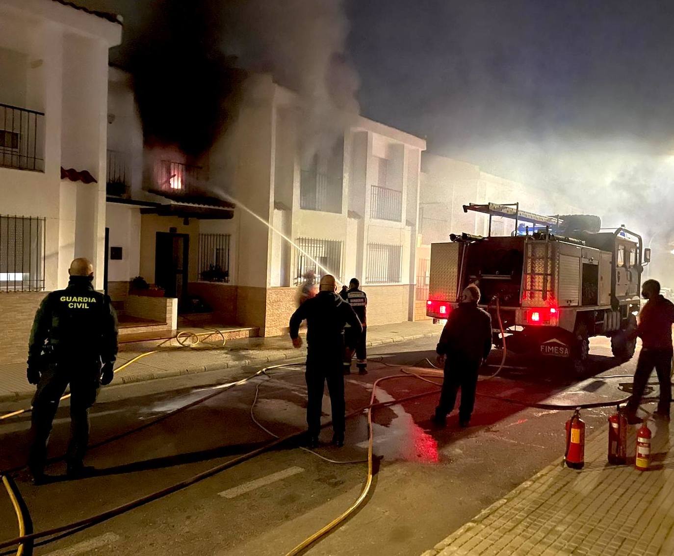 Bomberos Voluntarios de Monesterio sofocan las llamas en presencia de vecinos y Guardia Civil 