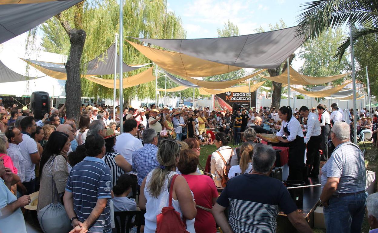 Degustación popular de jamón en Monesterio. 