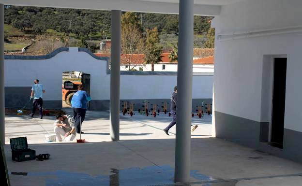 Alumnos de limpieza de Escuelas Profesionales de Aguablanca 