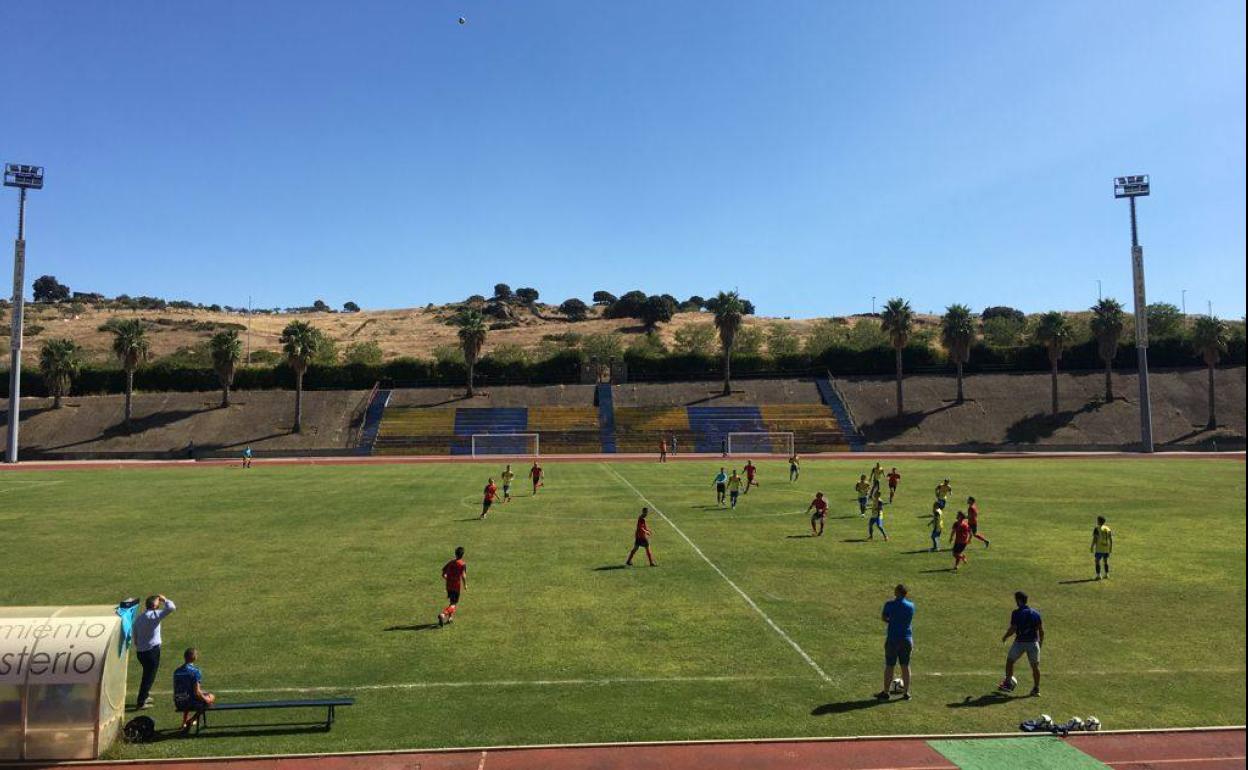 Un momento del partido del C.P. Monesterio contra el C.D. Usagre, esta mañana 