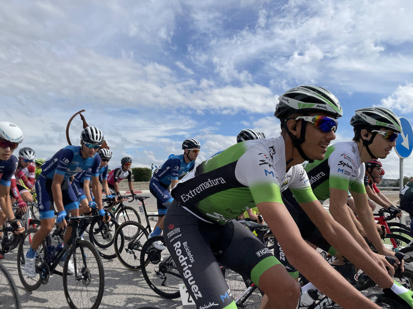 Ciclistas extremeños a su paso por la rotonda del Jamón de Monesterio