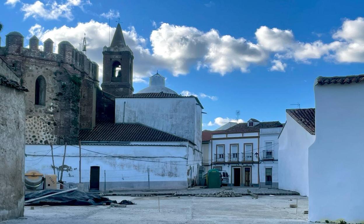 Ensanche que se está adoquinando con la iglesia de fondo. 