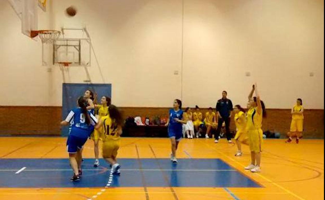 Partido de baloncesto en el Pabellón Municipal de Monesterio 