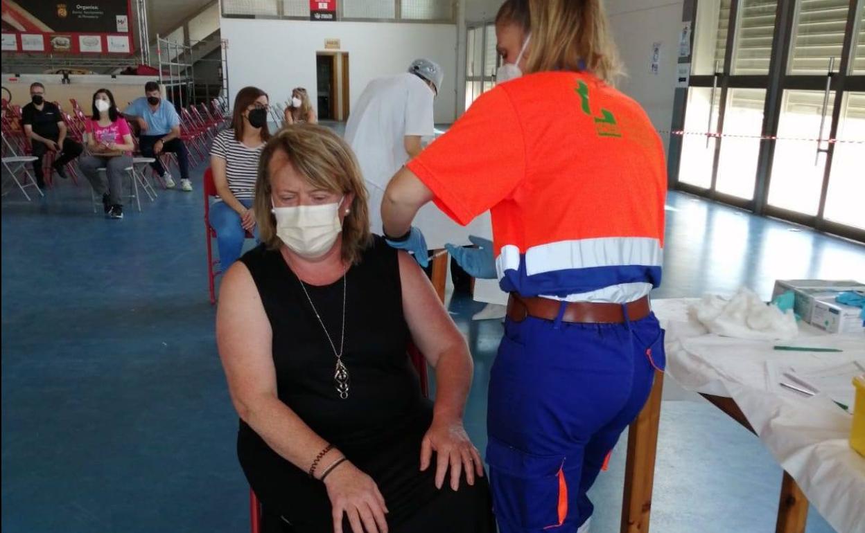 Una vecna de Monesterio recibe su pinchazo durante una vacunación masiva en el Pabellón Multiusos 