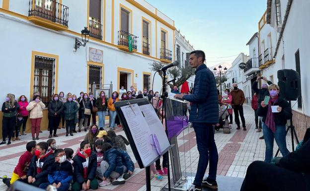 Alberto Domínguez, durante la lectura del manifiesto con motivo del 8-M en Monesterio 