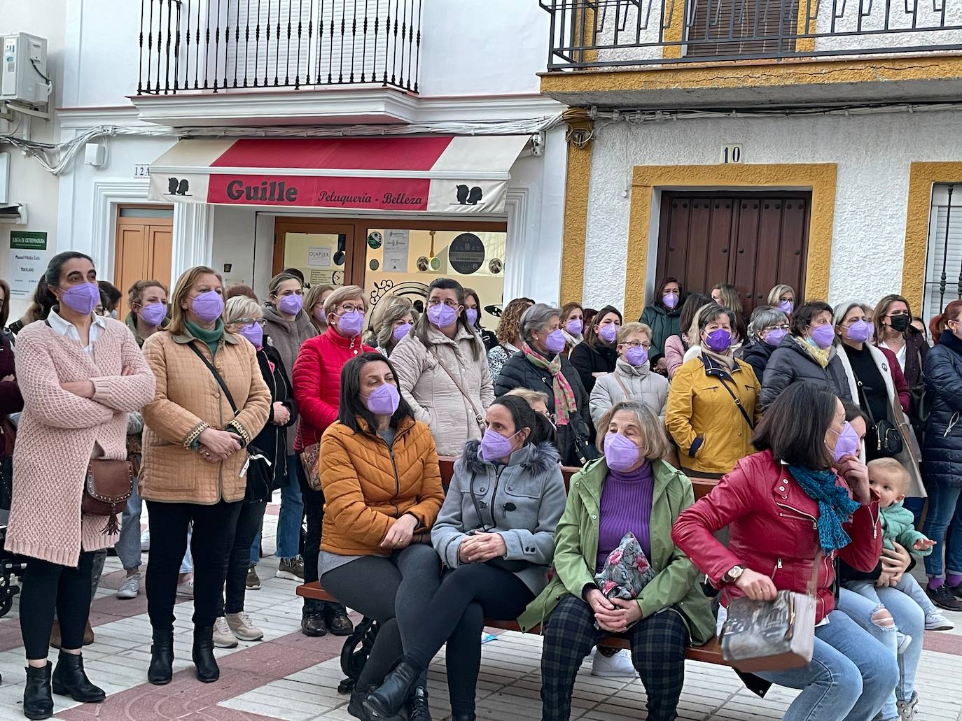 Imagen secundaria 1 - Mascarillas violetas y Tachí y Seijo durante su actuación 