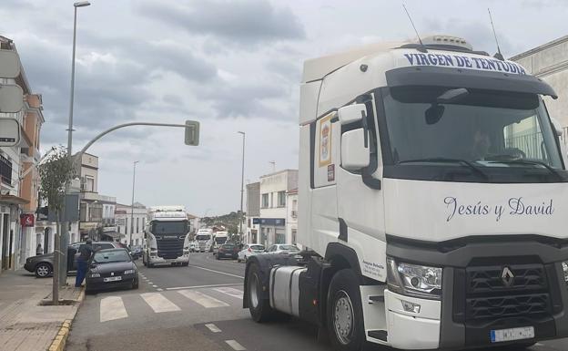 Vuelta de los transportistas de las protestas de Mérida, a su paso por Monesterio esta tarde