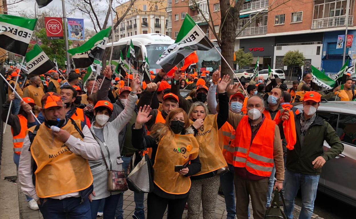 Grupo de cazadores monesterienses asistentes a la manifestación, este domingo en Madrid. 