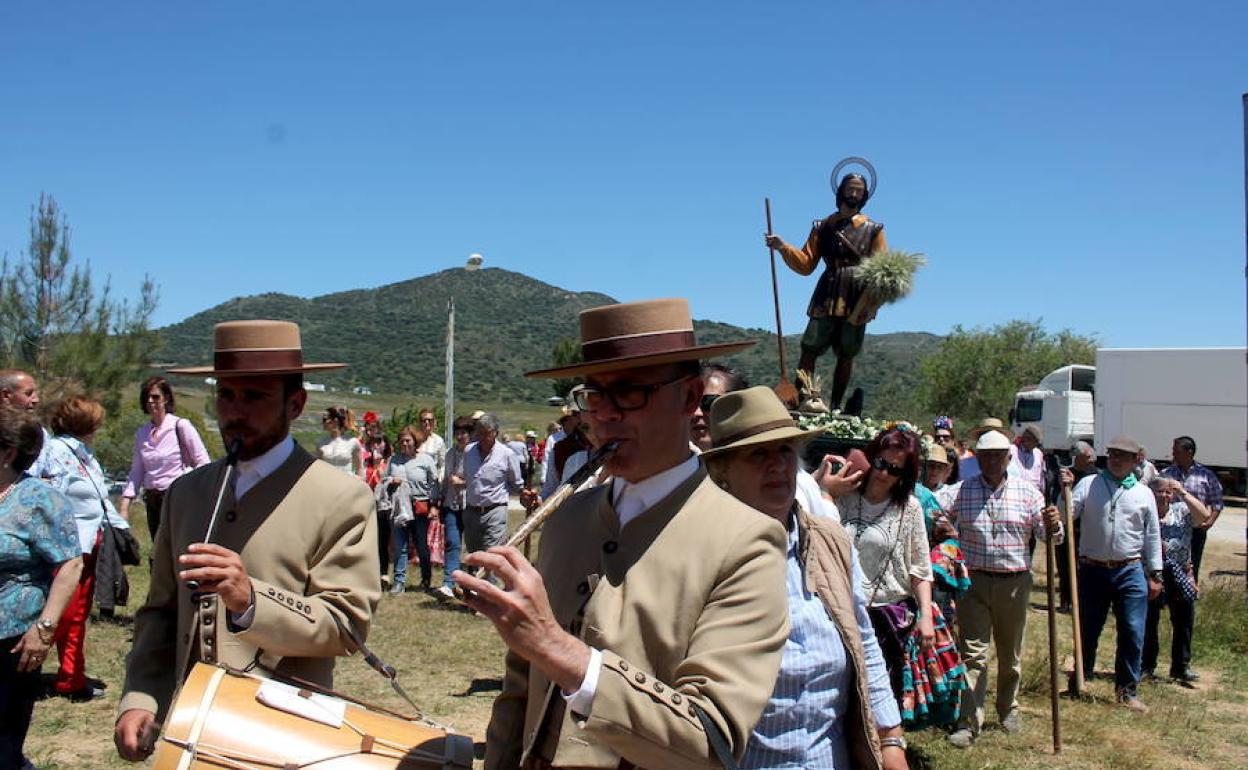 Procesión de San Isidro Labrador en la praderal del Culebrín de Monesterio 