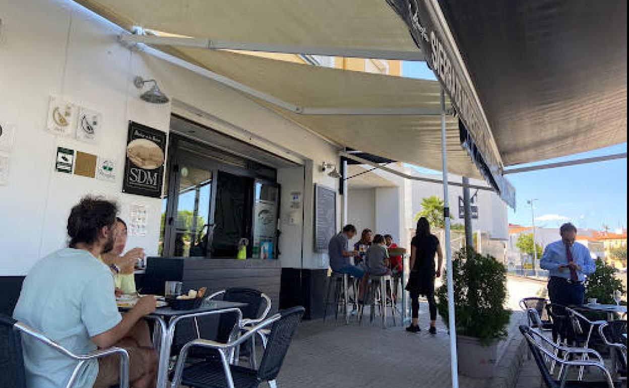 Terraza exterior de SDM, establecimiento de restauranción en Monesterio 