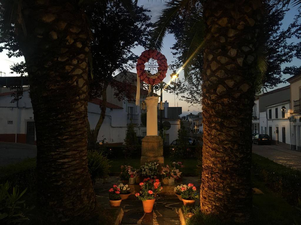 Así lucía en la noche de ayer el monumento de la calle Barrio de la Cruz. 