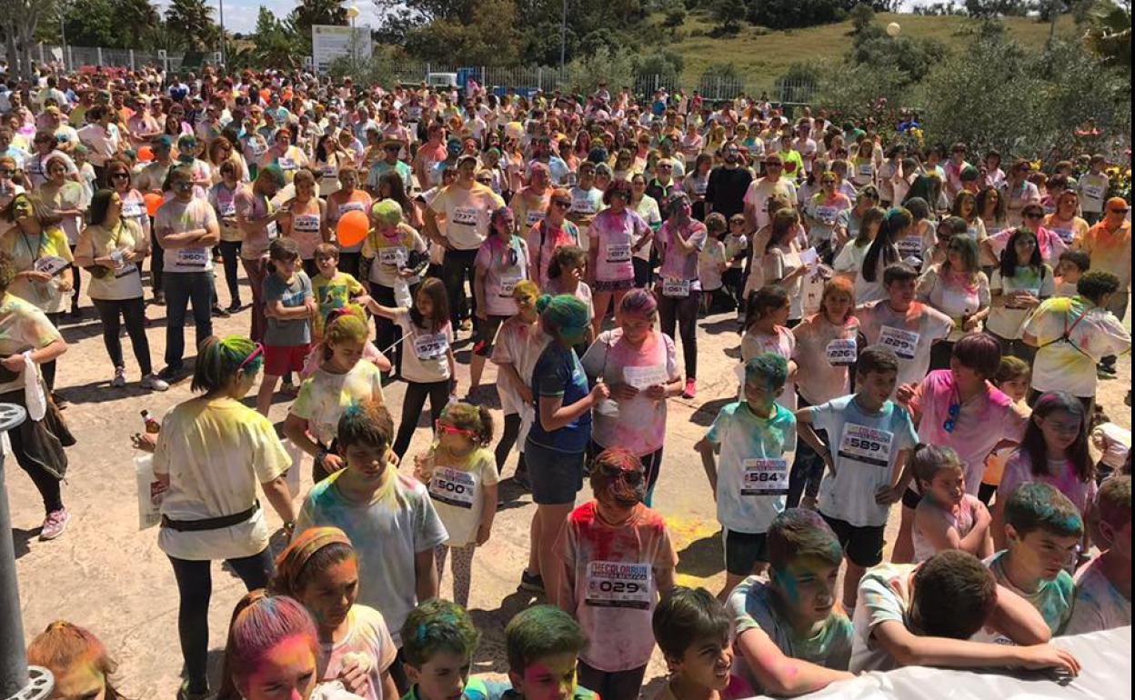 Participantes teñidos de colores en ediciones pasadas de 'The Color Run Monesterio' 