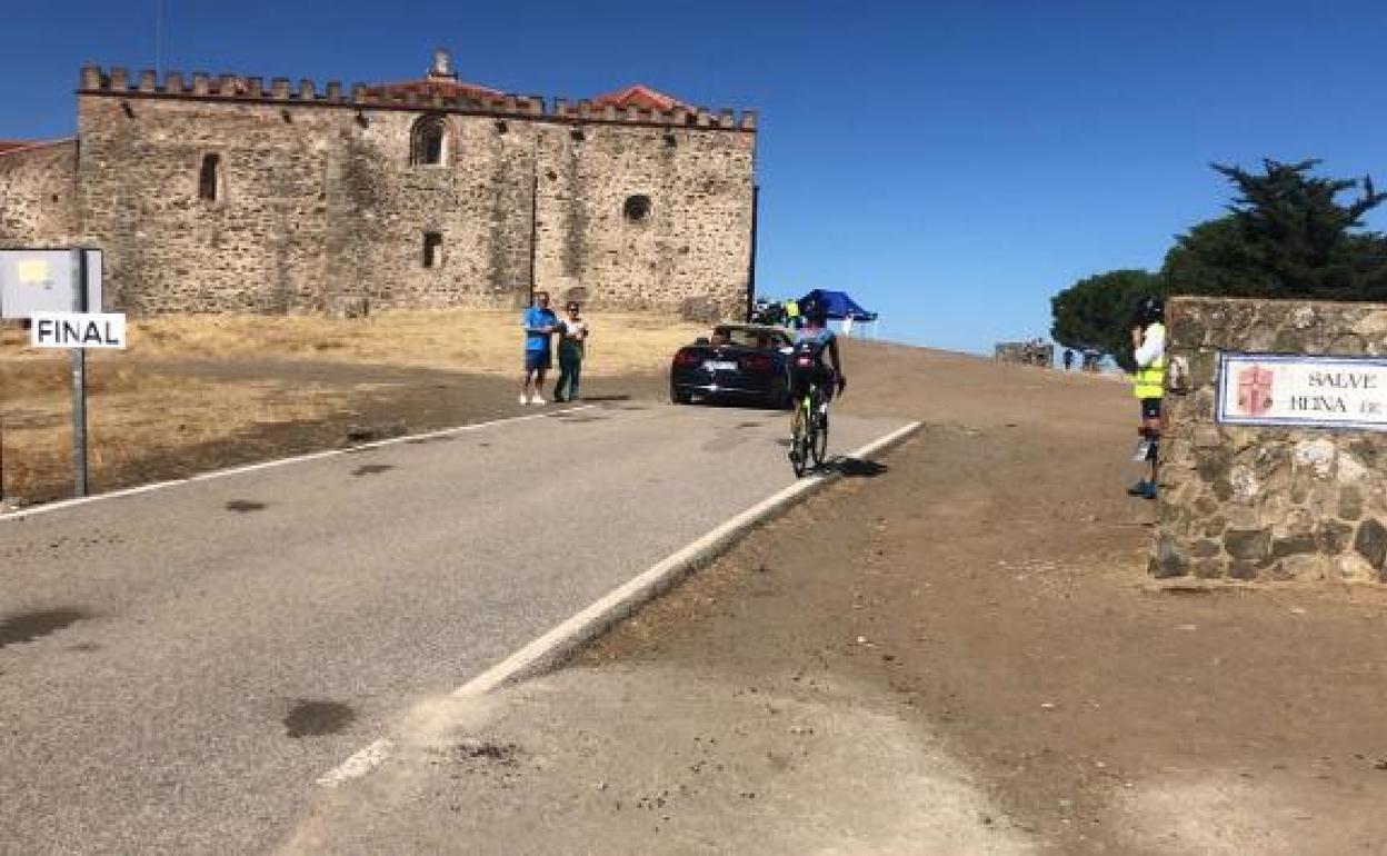 El Club Corona Chica Piñón Grande organiza cada verano la prueba Jamón de Monesterio que sube al monasterio de Tentudía. 