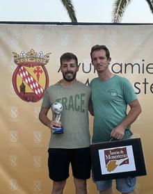 Imagen secundaria 2 - ARRIBA:  'Mixtos FS' que fue el mejor equipo local y su portero, Álex Morón fue el mejor portero de la competición.  ABAJO A LA IZQUIERDA:  Representantes de los segundos clasificados, 'Calera FS', junto al concejal de deportes, Javier Granadero.  ABAJO A LA DERECHA:  Álex Moñino, de 'Mineros FS', que consiguió el premio al máximo goleador 