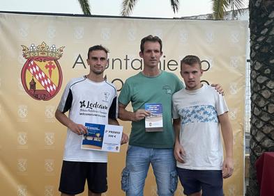 Imagen secundaria 1 - ARRIBA:  'Mixtos FS' que fue el mejor equipo local y su portero, Álex Morón fue el mejor portero de la competición.  ABAJO A LA IZQUIERDA:  Representantes de los segundos clasificados, 'Calera FS', junto al concejal de deportes, Javier Granadero.  ABAJO A LA DERECHA:  Álex Moñino, de 'Mineros FS', que consiguió el premio al máximo goleador 