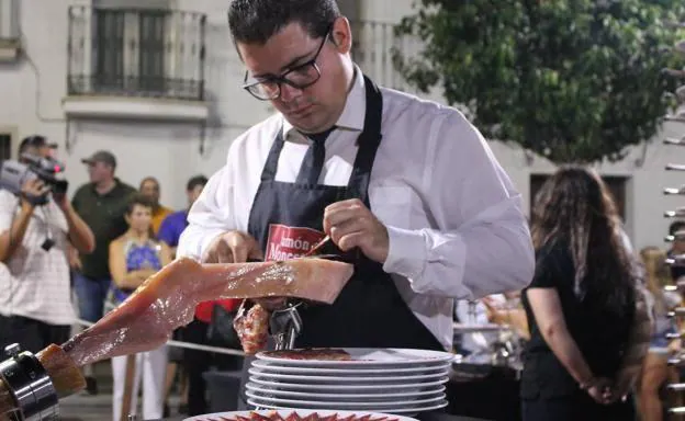 El onubense Antonio González Cardeno ha sido el último cortador en ganar el prestigioso Cuchillo Jamonero de Oro de Monesterio, en 2019.