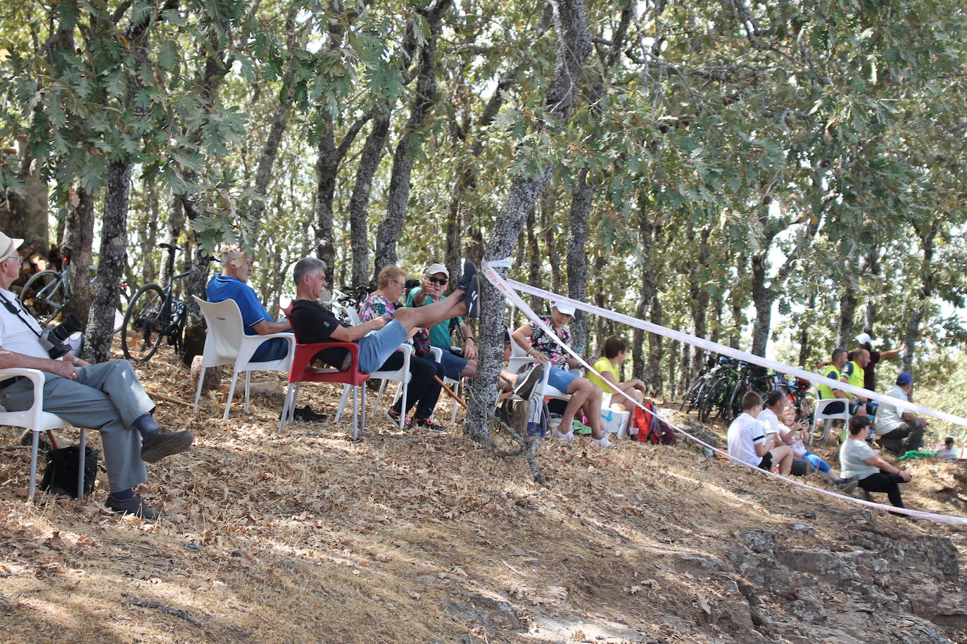 Muchos aprovecharon la sombra para descansar, tras una caminata