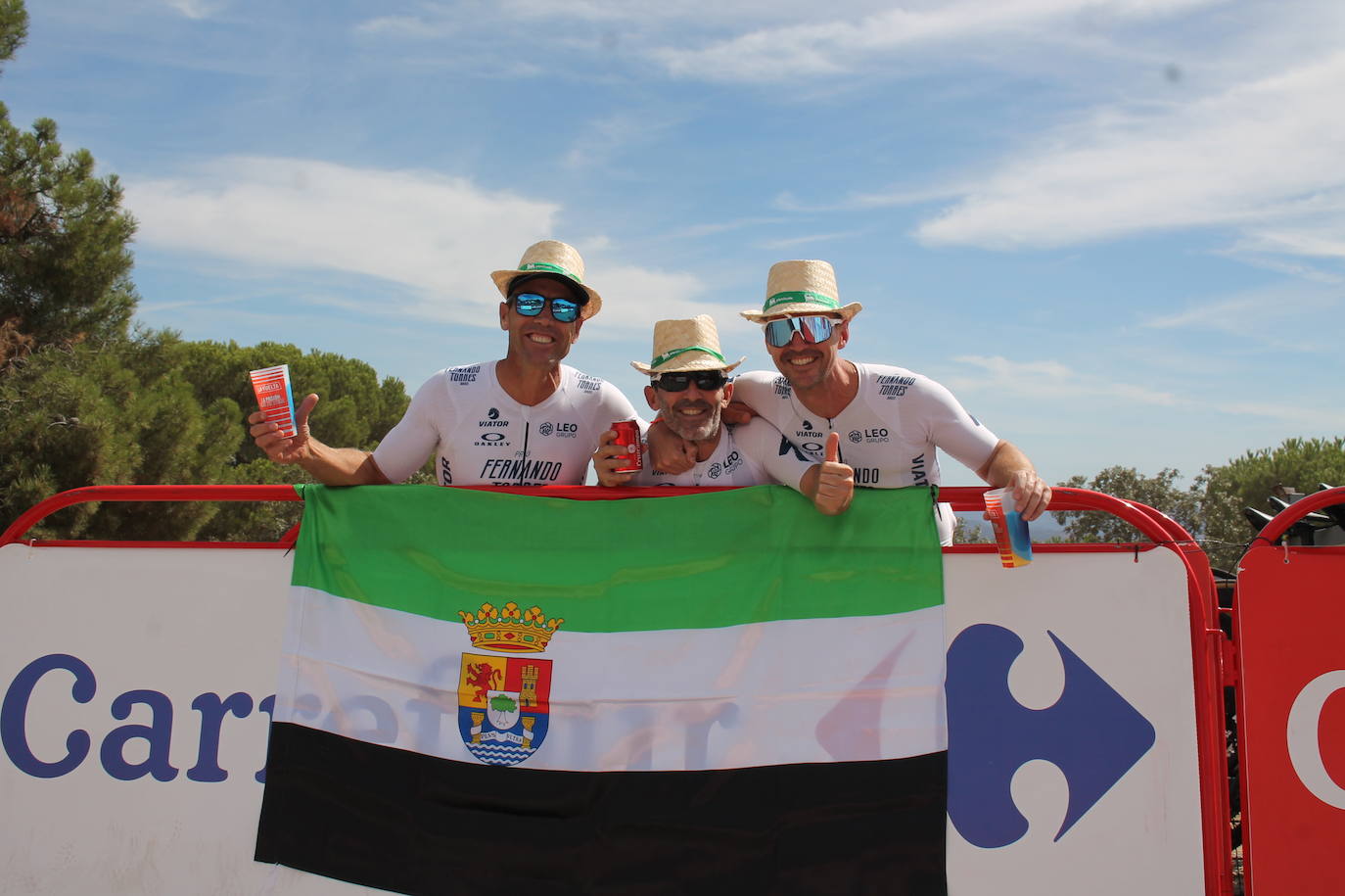 Tres amigos de la AC de Llerena que coronaron la cima con la bandera de Extremadura 