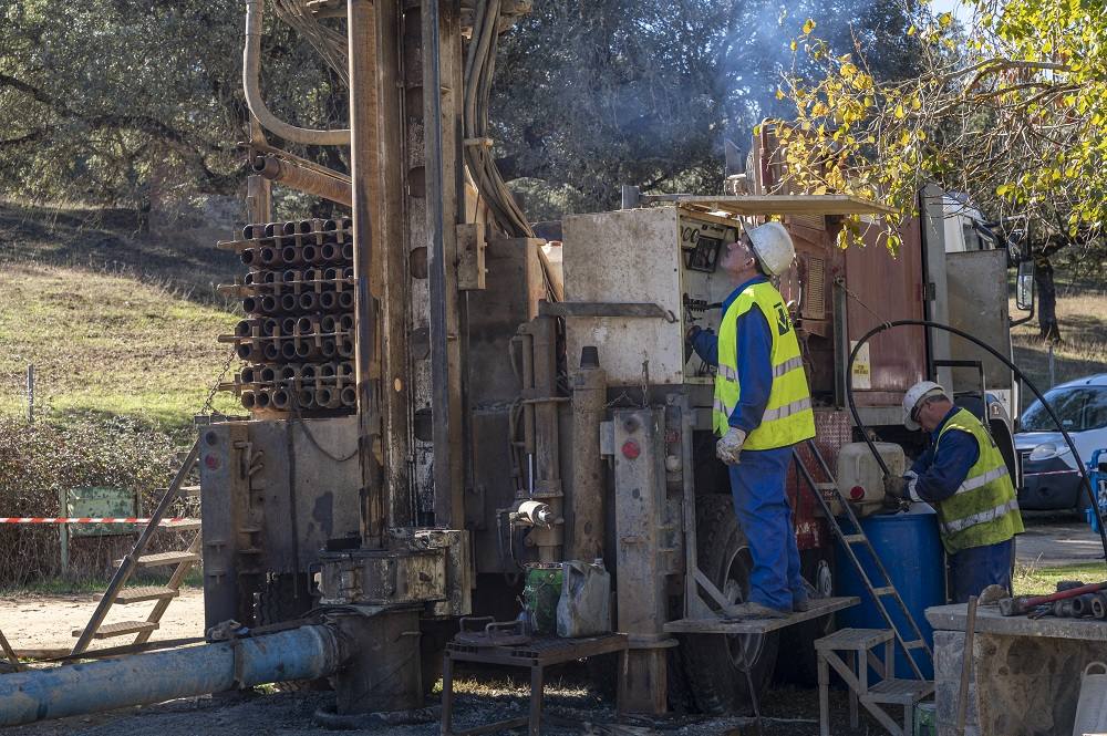Imagen secundaria 2 - Se están realizando gestiones para incorporar una segunda máquina que permita acelerar los trabajos de perforación en otros emplazamientos 