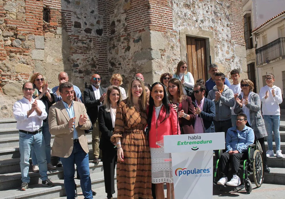 Ana Campos y María Guardiola se abrazan tras la presentación de la candidatura, ayer en la plaza del pueblo de Monesterio