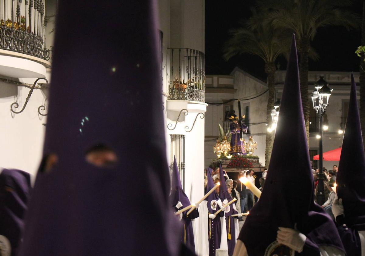 Un momento de la procesión por la plaza del pueblo de Monesterio