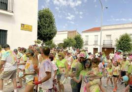 Ambiente de 'The Color Run Monesterio' el pasado año a su paso por la calle Antonio Lancharro Reyes