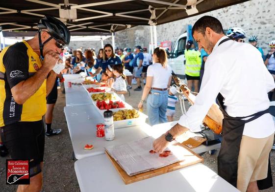 En la cima de Tentudía un cortador de jamón ofrece un avituallamiento de lo más especial a los ciclistas