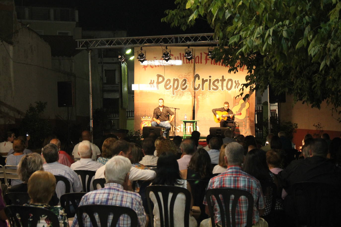 Ambiente de la velada flamenca en la terraza interior del Hotel Moya
