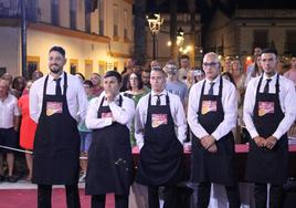 Los cinco aspirantes al Cuchillo Jamonero de Oro de Monesterio, ayer durante el certamen en la Plaza del Pueblo
