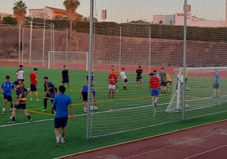 El campo de fútbol de Monesterio ya dispone de nuevo césped artificial