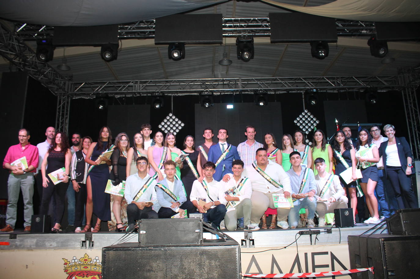 Foto de familia de todos los participantes en el acto inaugural de la Ferias y Fiestas de Monesterio 2023