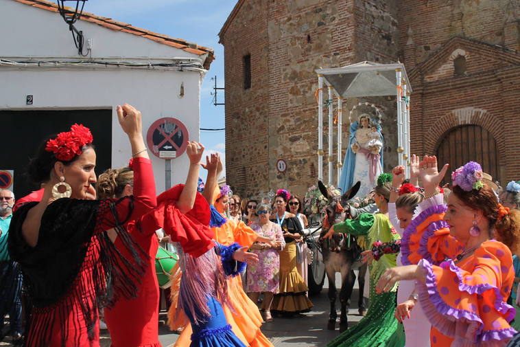 Momento de cantes y baile frente a la Virgen de Tentudía en la puerta de la iglesia de San Pedro Apóstol de la localidad