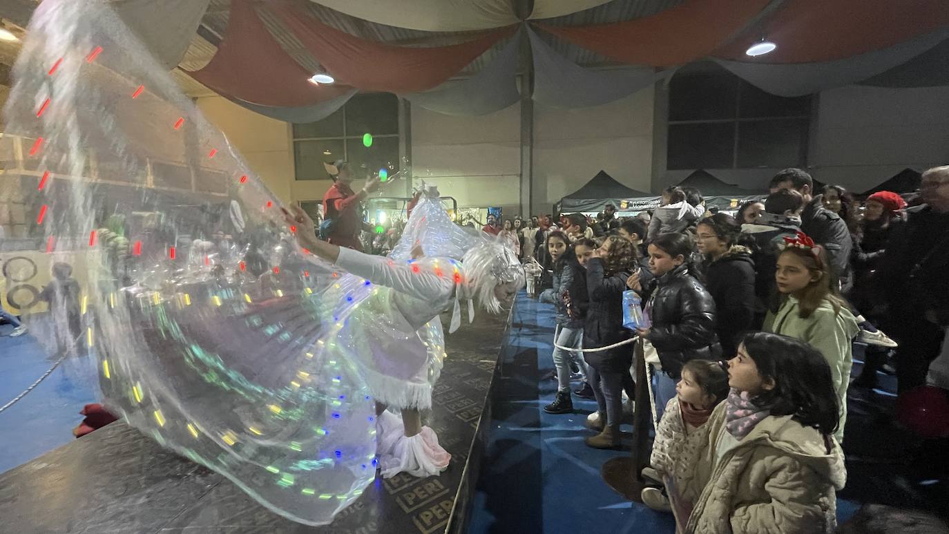 Nieve artificial, animación y mercadillo en la inauguración de la Navidad de Monesterio