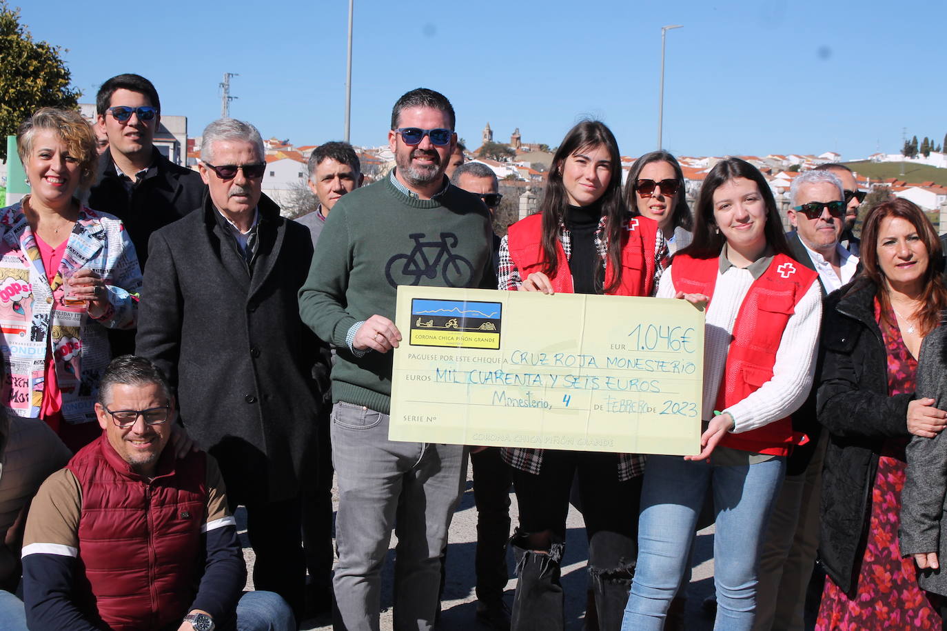 Corona Chica dona unos 1.500 euros a Cruz Roja y a la Asociación Oncológica de Monesterio