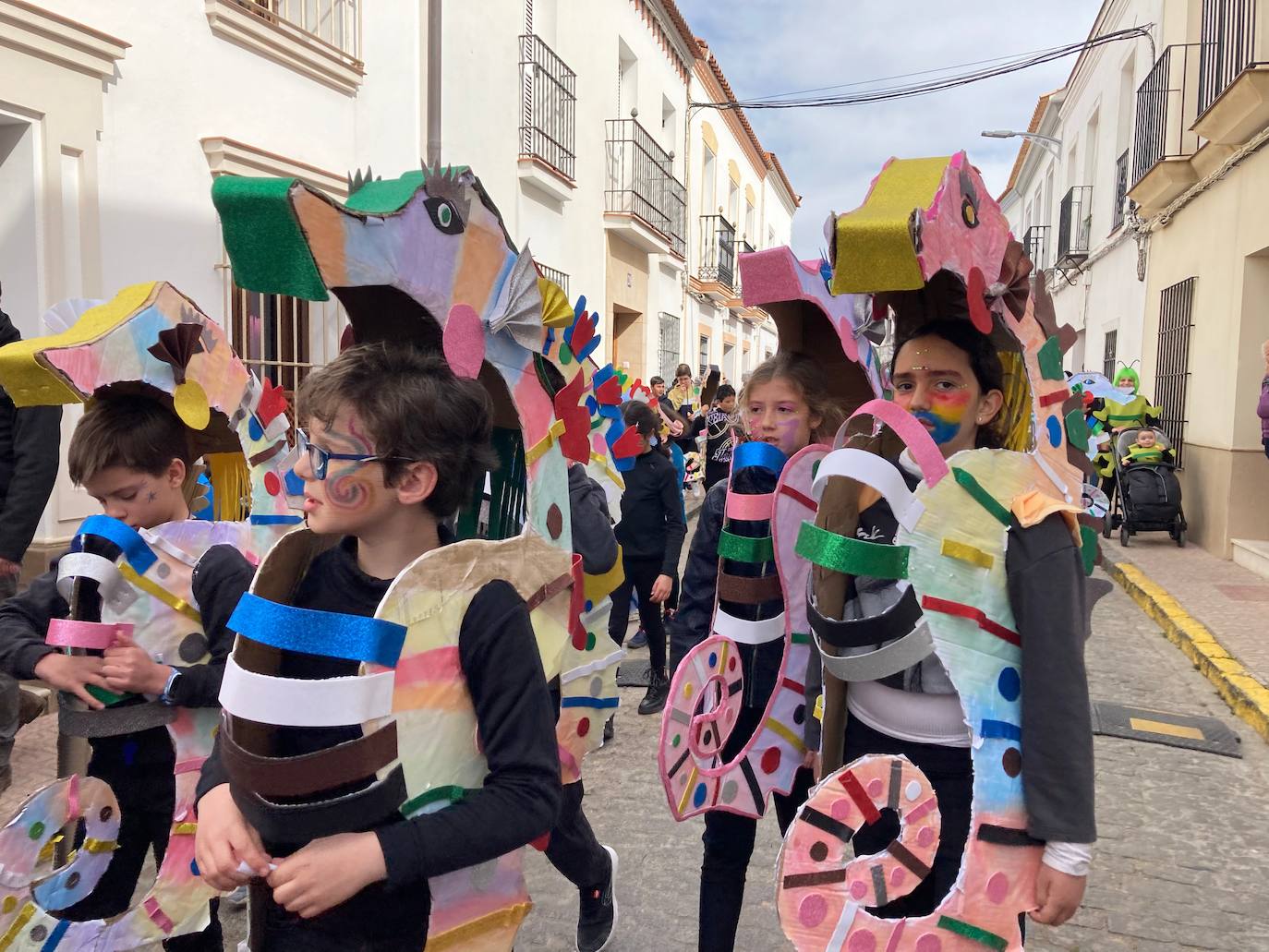 Fotos: Desfile infantil de Carnaval del CEIP El Llano de Monesterio 2023
