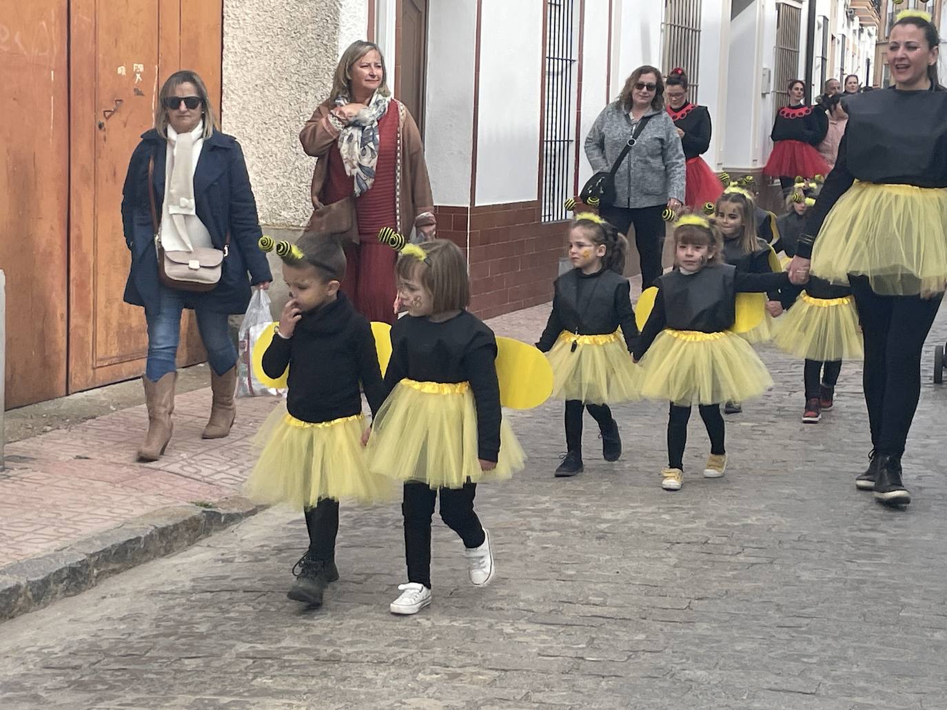 Fotos: Desfile infantil de Carnaval del CEIP El Llano de Monesterio 2023